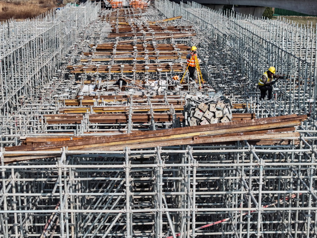 2月3日，中鐵建城通公司工人在項目施工現場作業（無人機照片）。