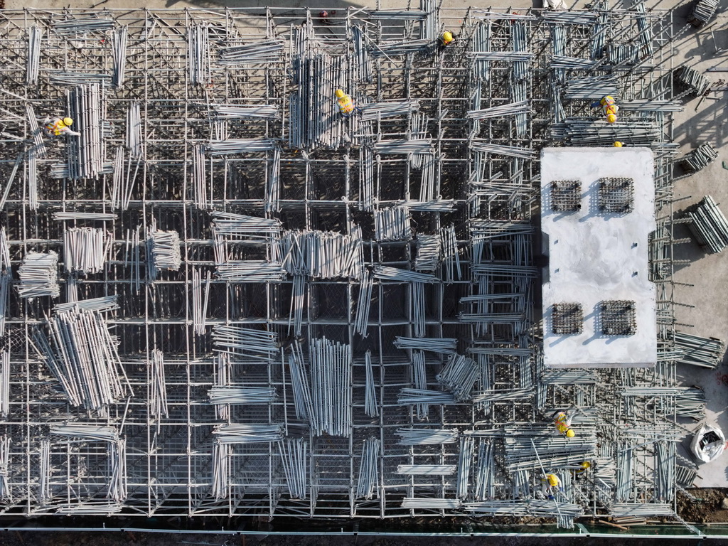 2月3日,中鐵建城通公司工人進行盤扣支架搭設(無人機照片)。