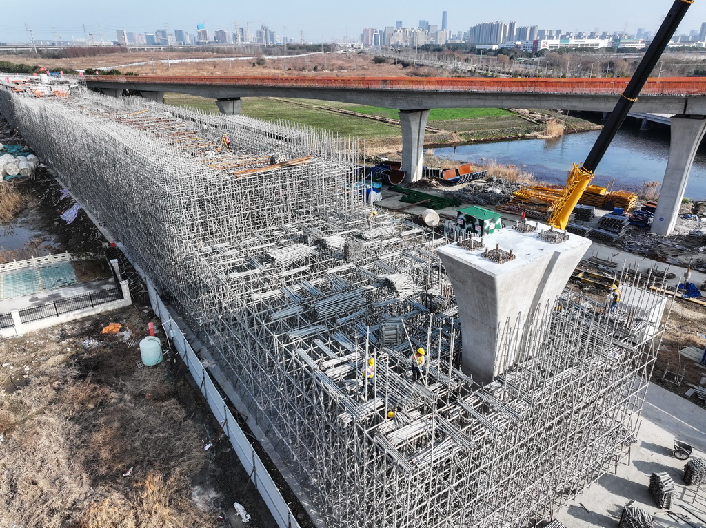 2月3日，中鐵建城通公司工人進行盤扣支架搭設（無人機照片）。