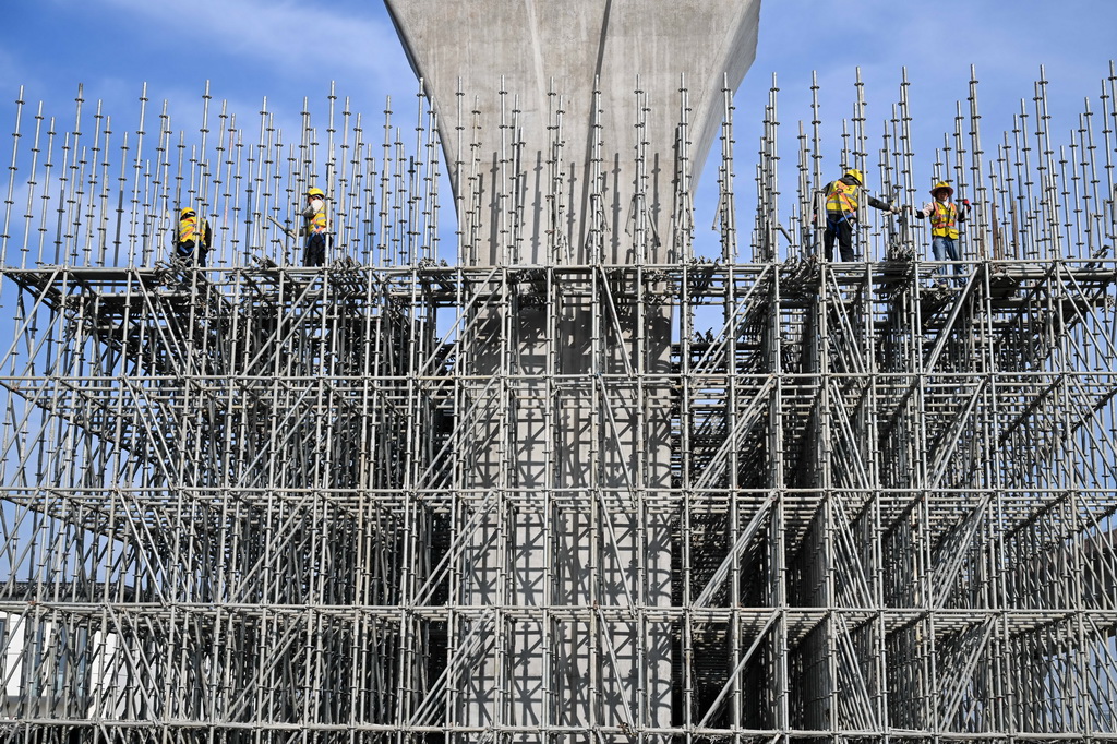 2月3日，中鐵建城通公司工人在項目施工現場作業。