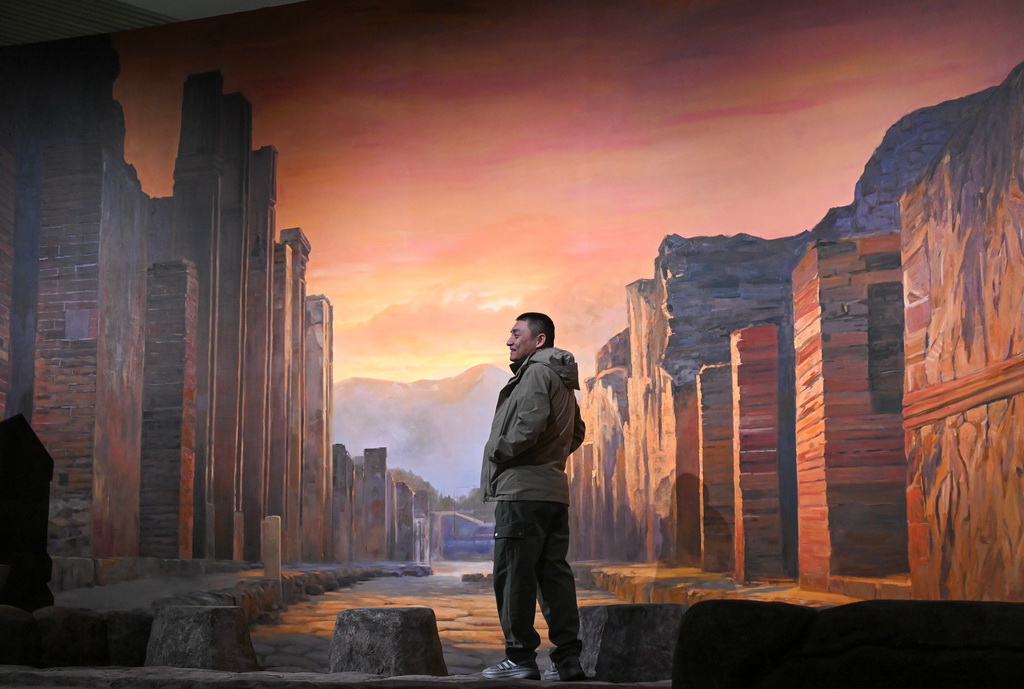 2月3日，觀眾參觀展覽。