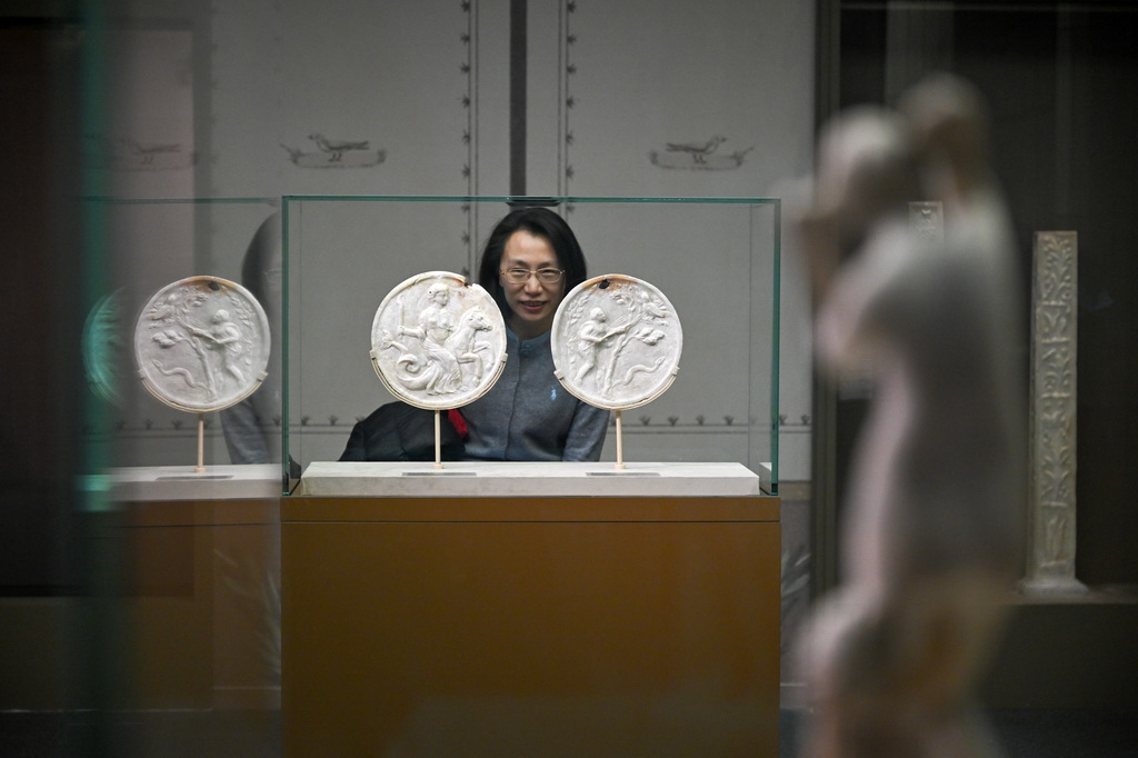 這是展出的圓形浮雕挂飾（2月3日攝）。