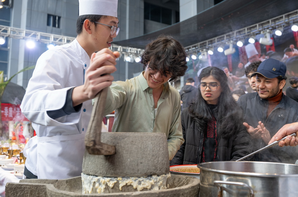 2月3日，在重慶市巴南區，留學生現場體驗磨豆漿。