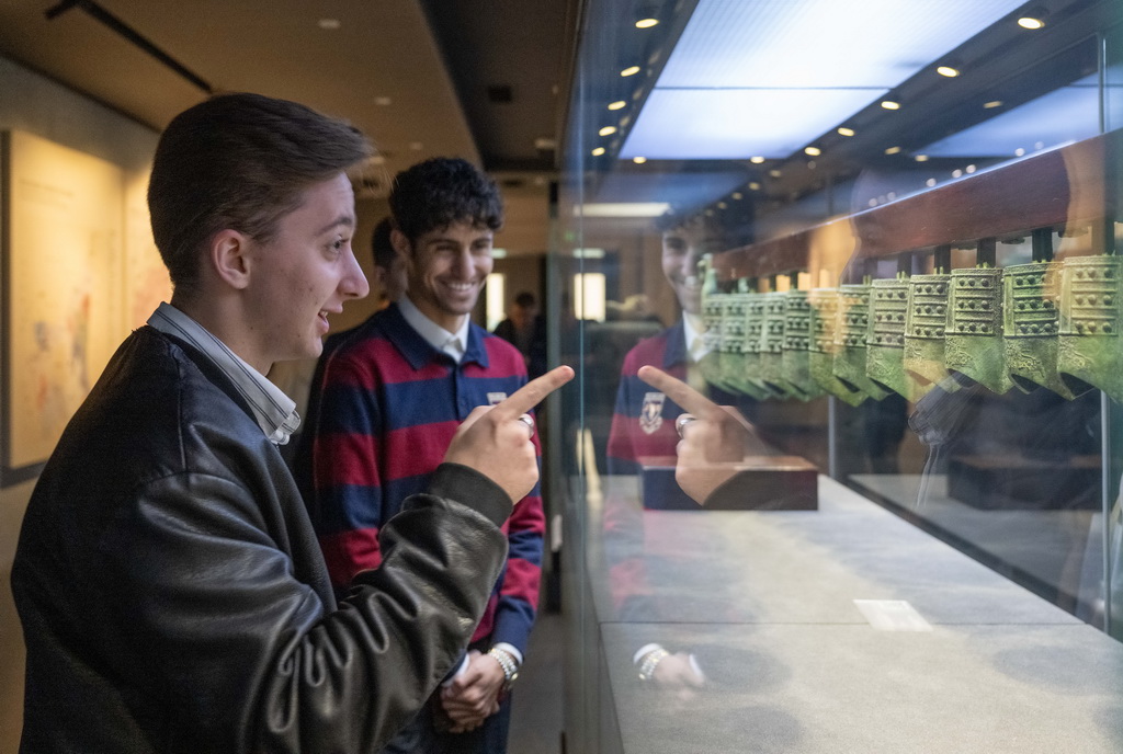 2月3日,留學生在重慶市巴南區博物館參觀。