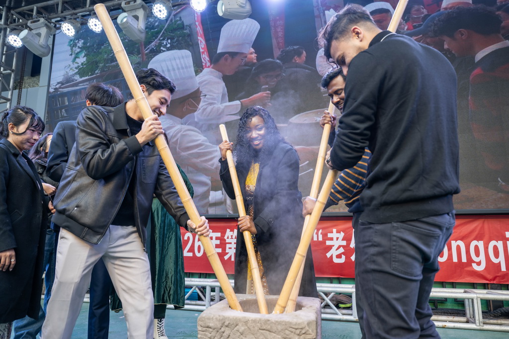 2月3日，在重庆市巴南区，留学生现场体验打糍粑。