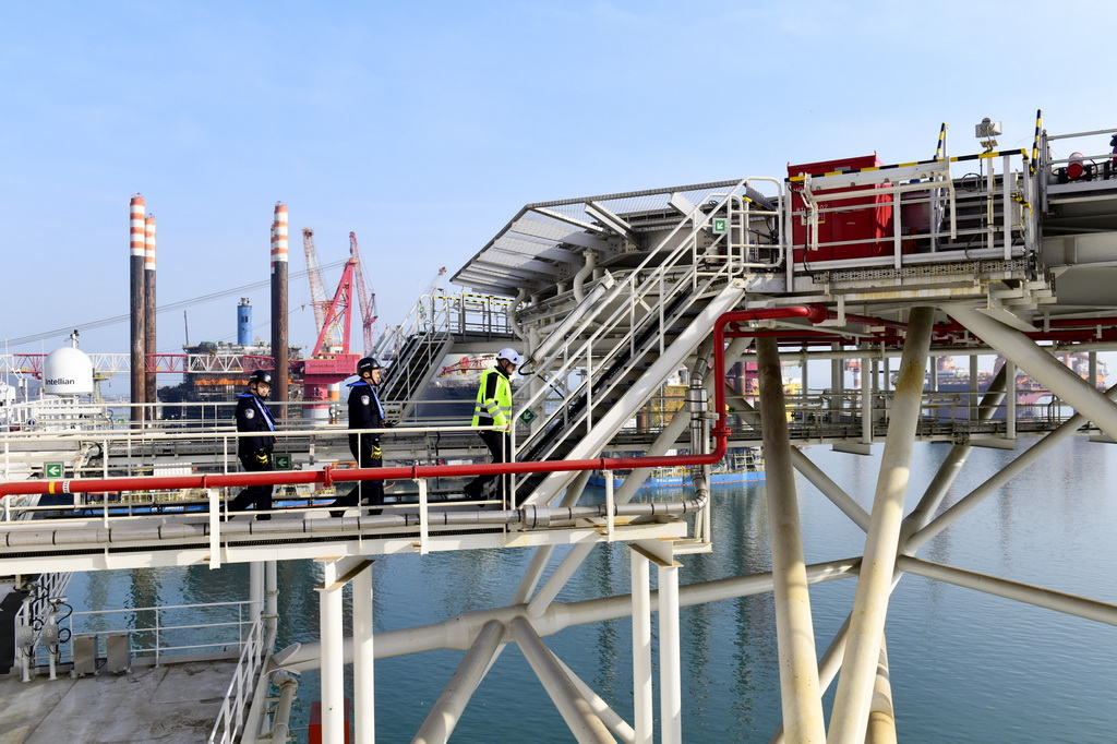 2月3日,在中集来福士山东烟台建造基地,山东出入境边防检查总站烟台边检站来福士警务室的民警对即将离港的比利时风电安装船进行船体检查。