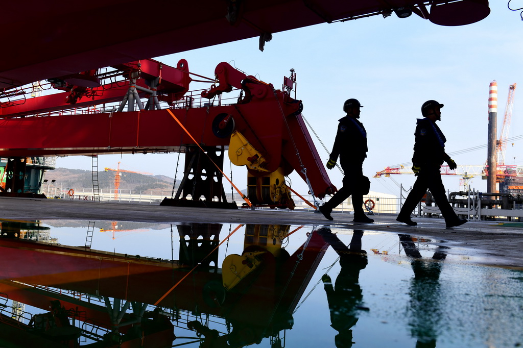 2月3日，在中集來福士山東煙台建造基地，山東出入境邊防檢查總站煙台邊檢站來福士警務室的民警對即將離港的比利時風電安裝船進行船體檢查。