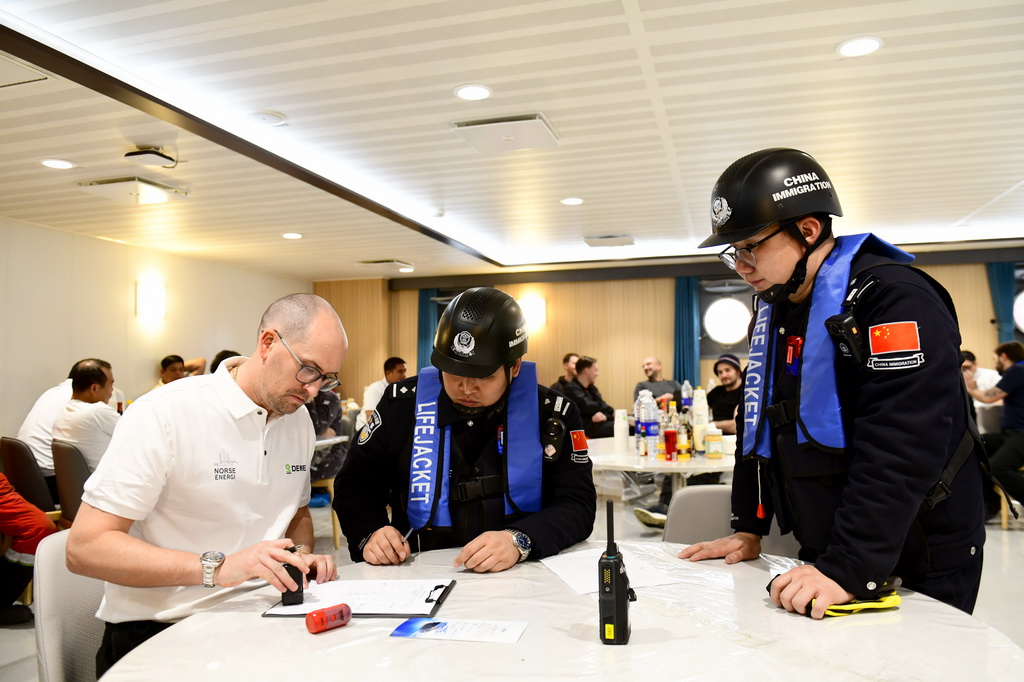 2月3日，在中集來福士山東煙台建造基地，山東出入境邊防檢查總站煙台邊檢站來福士警務室民警和比利時風電安裝船船長簽署船長告知書。