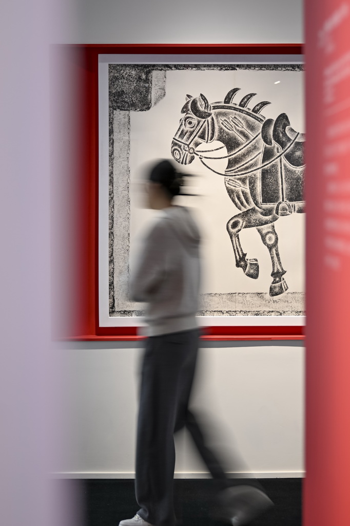 2月4日，观众在“春风骐骥：马年生肖展”欣赏展品。