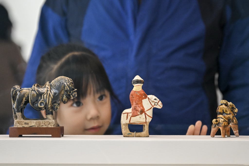 2月4日，小朋友在“春风骐骥：马年生肖展”上欣赏展品。