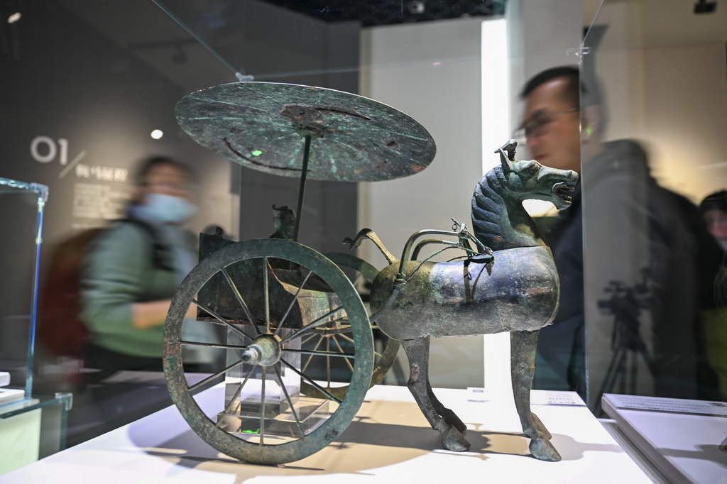 2月4日，觀眾在“春風騏驥：馬年生肖展”欣賞展品。