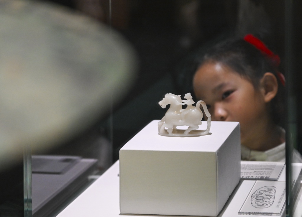 2月4日,小朋友在“春风骐骥:马年生肖展”上欣赏展品。