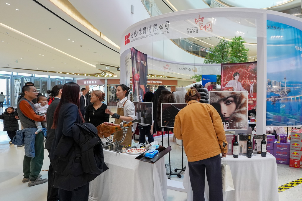 2月4日，在“共享大市場·出口中國”2026年首場活動暨北京國際精品薈的進口商品推介區，參觀者在參觀展出的各國商品。