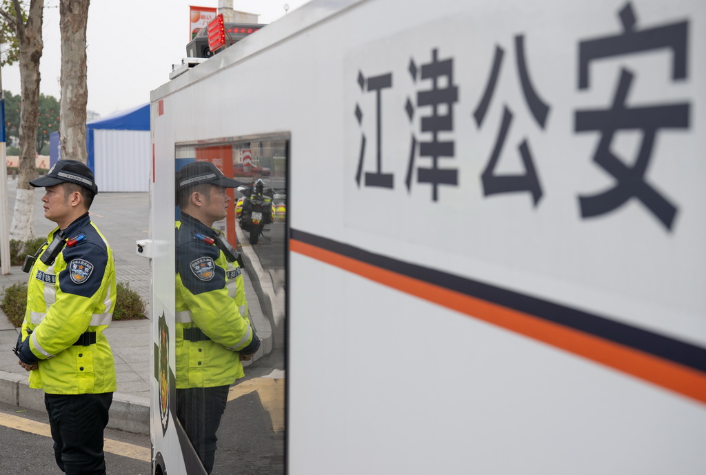 2月4日，“AI警員”（智能無人巡檢裝備）與重慶市江津區公安局交通管理支隊警員一起巡邏。