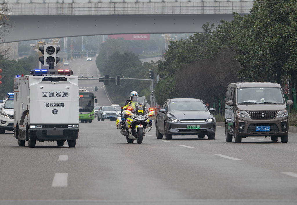 2月4日，“AI警員”（智能無人巡檢裝備）與重慶市江津區公安局交通管理支隊警員一起巡邏。