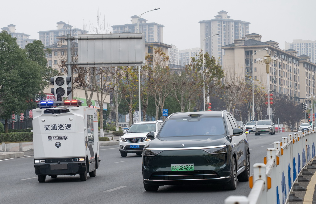2月4日，“AI警員”（智能無人巡檢裝備）在重慶市江津區巡邏。