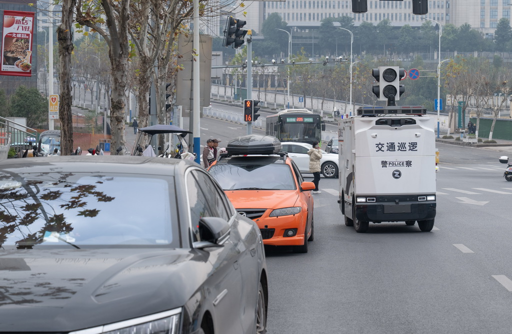 2月4日，“AI警員”（智能無人巡檢裝備）在重慶市江津區巡邏。