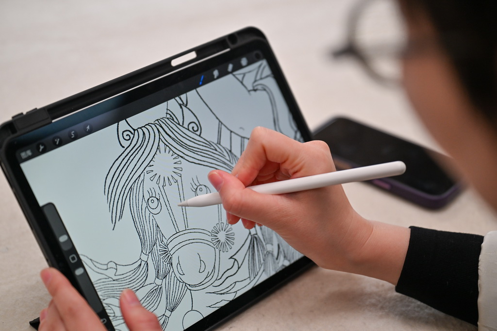 2月4日，在天津杨柳青画社，天津杨柳青画社第四代彩绘传承人王艳绘制马年年画底稿。
