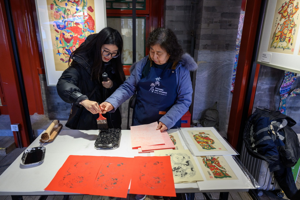 2月4日，觀眾體驗制作年畫。
