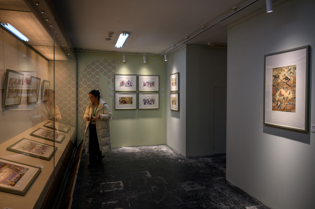 2月4日，觀眾參觀展出的年畫。