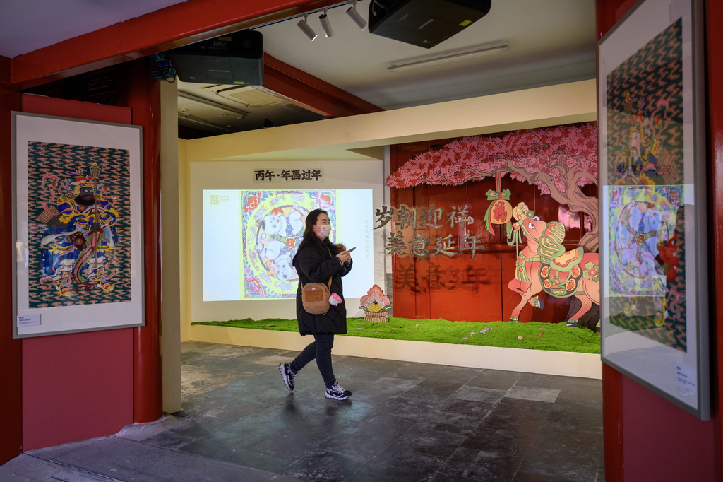 2月4日，觀眾參觀展出的年畫。