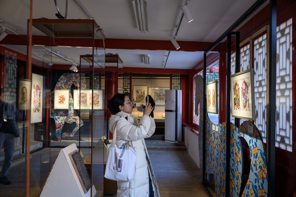 2月4日，觀眾參觀展出的年畫。