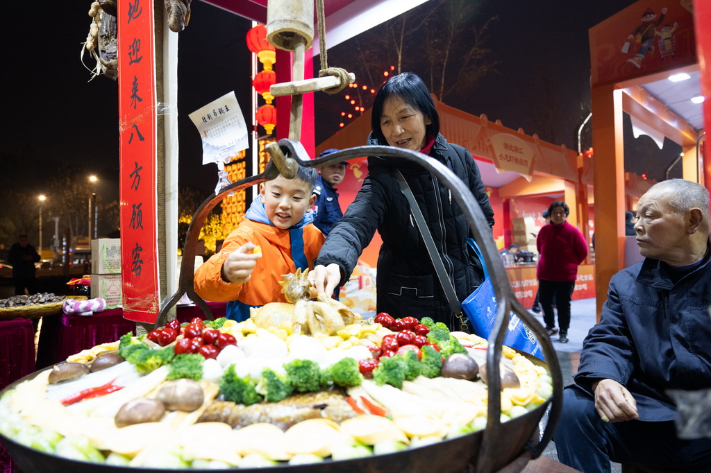 2月5日，消费者在“湖北新春国际消费季”活动现场了解罗田吊锅。