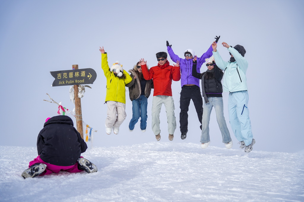 2月4日，滑雪愛好者在新疆阿勒泰地區禾木吉克普林國際滑雪度假區拍照留念。