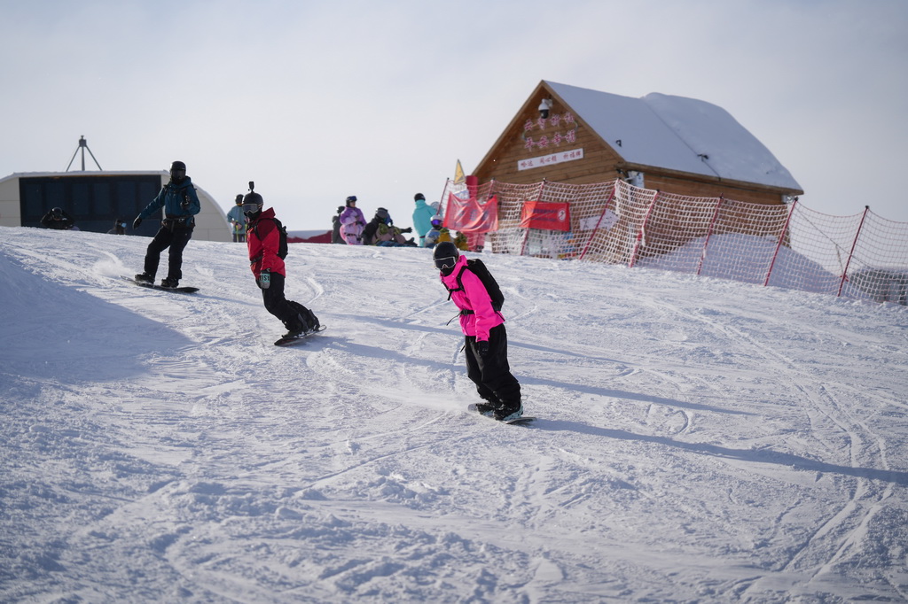 2月4日，滑雪愛好者在新疆阿勒泰地區禾木吉克普林國際滑雪度假區滑雪。