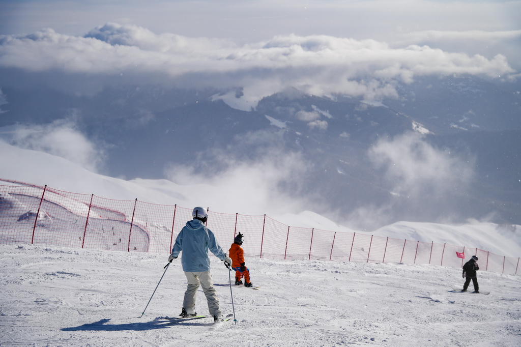 2月4日，滑雪爱好者在新疆阿勒泰地区禾木吉克普林国际滑雪度假区滑雪。