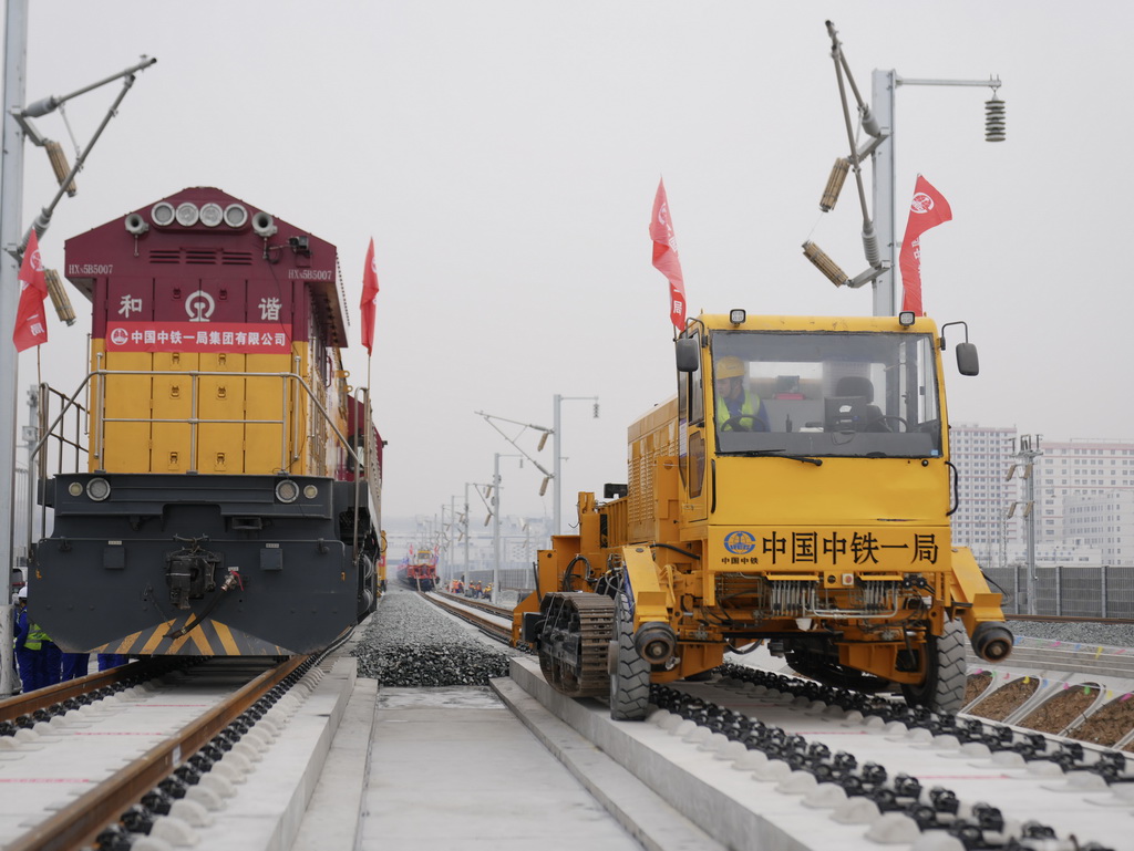 2月6日，中鐵一局施工人員操作設備在西康高鐵安康西站段鋪設無縫鋼軌。