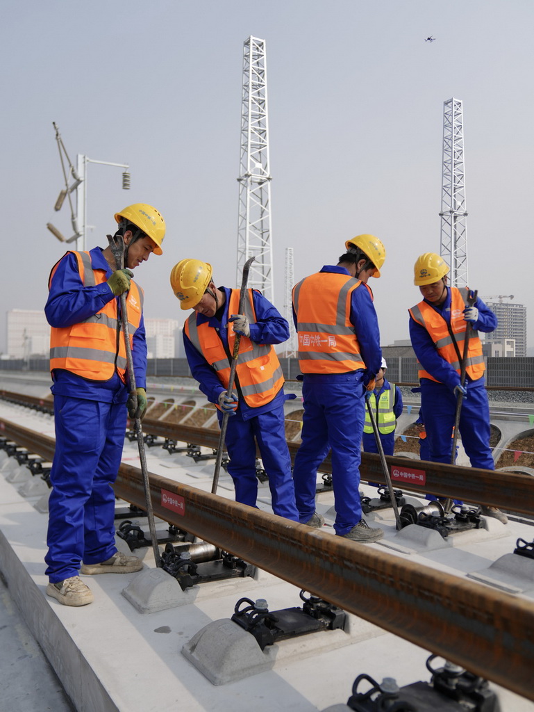 2月6日，中鐵一局施工人員在西康高鐵安康西站段鋪軌現場作業。