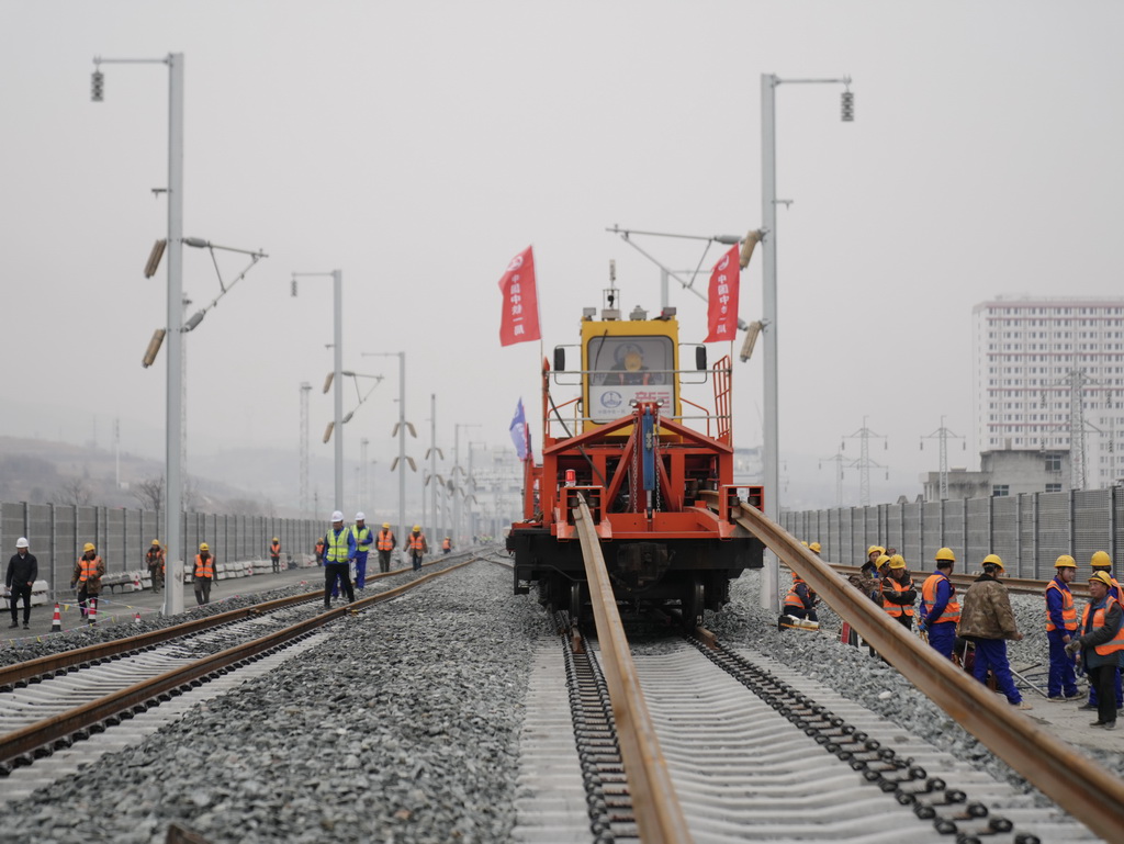 2月6日，中鐵一局施工人員在西康高鐵安康西站段鋪軌現場作業。