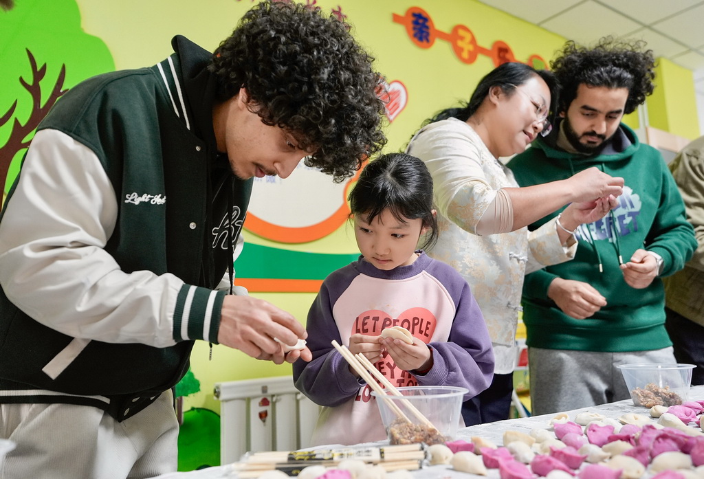 2月5日，北方民族大学国际教育学院的留学生在宁夏银川市西夏区芦花洲社区和当地居民一起包饺子。