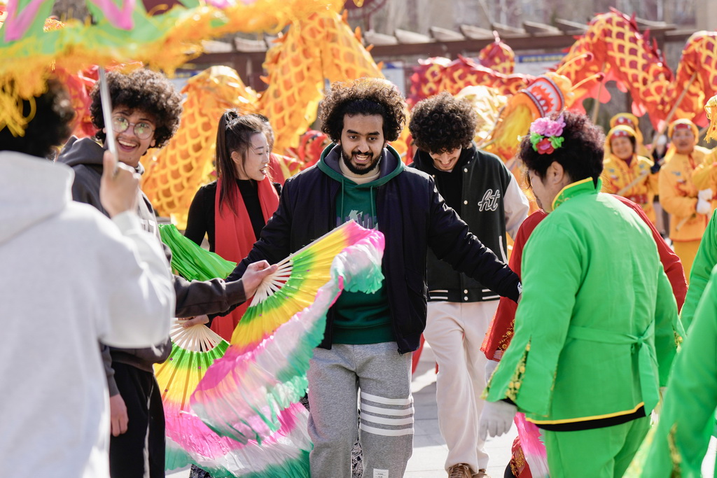 2月5日，北方民族大学国际教育学院的留学生在宁夏银川市西夏区芦花洲社区和当地居民一起扭秧歌。