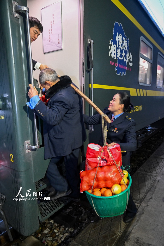 湖南懷化：公益慢火車上的“年貨節”【3】