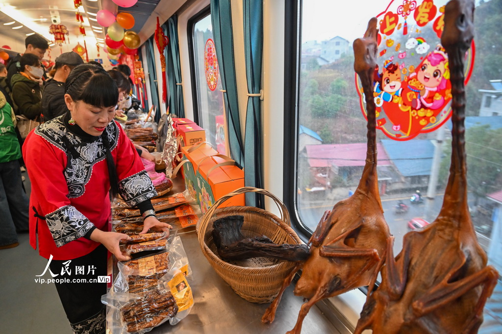 湖南懷化：公益慢火車上的“年貨節”【4】