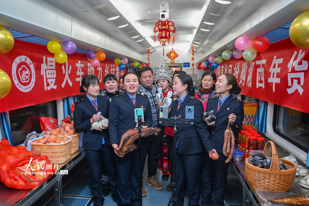 湖南懷化：公益慢火車上的“年貨節”【5】