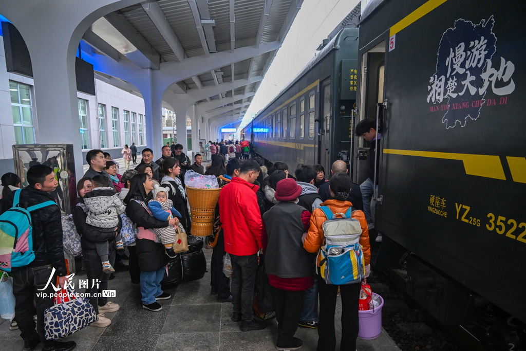 湖南懷化：公益慢火車上的“年貨節”【8】