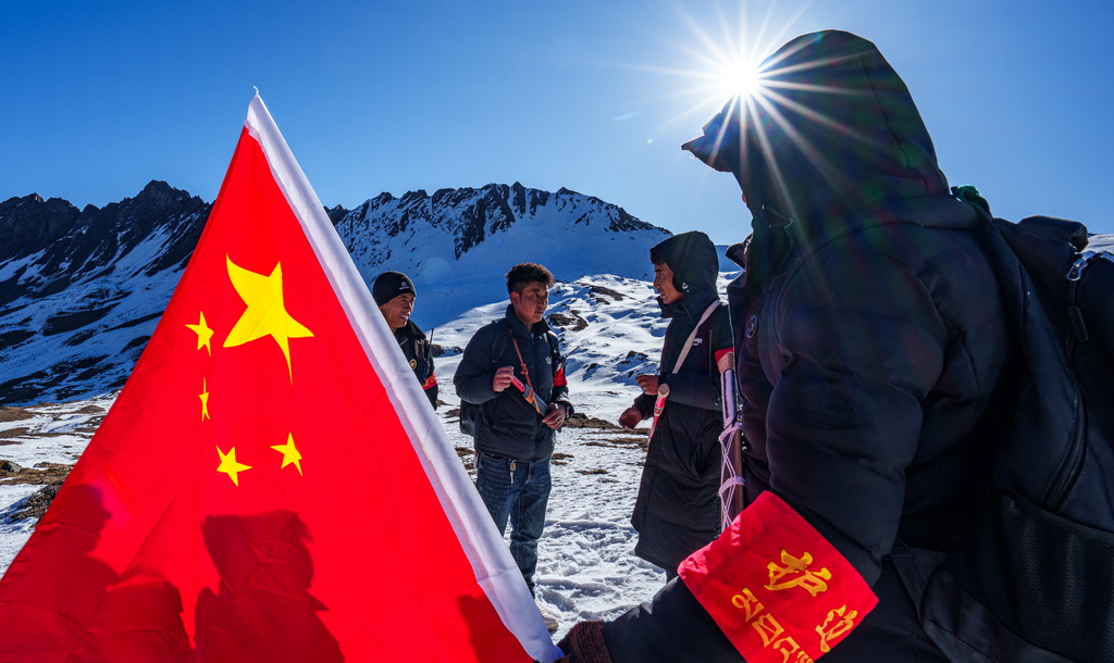 在西藏山南市隆子縣玉麥鄉境內，護邊員們在商量巡邏路線（2月6日攝）。