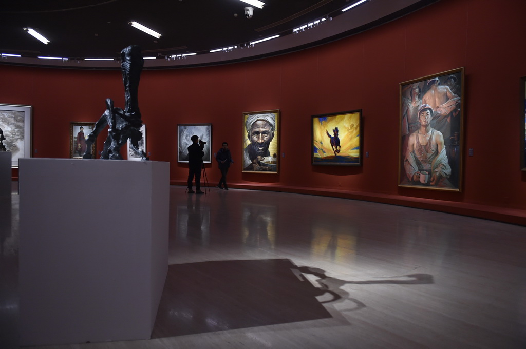 2月9日,媒体记者在中国美术馆参观拍摄展出作品。