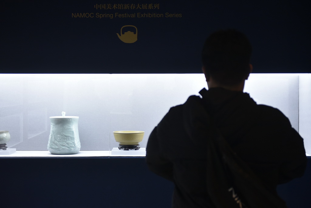 2月9日,嘉宾在中国美术馆参观展出的陶瓷作品。