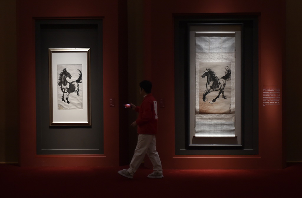 2月9日，嘉宾在中国美术馆参观展出的徐悲鸿作品《奔马》。