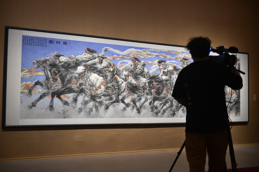 2月9日,媒体记者在中国美术馆拍摄展出的绘画作品《逐日图》。