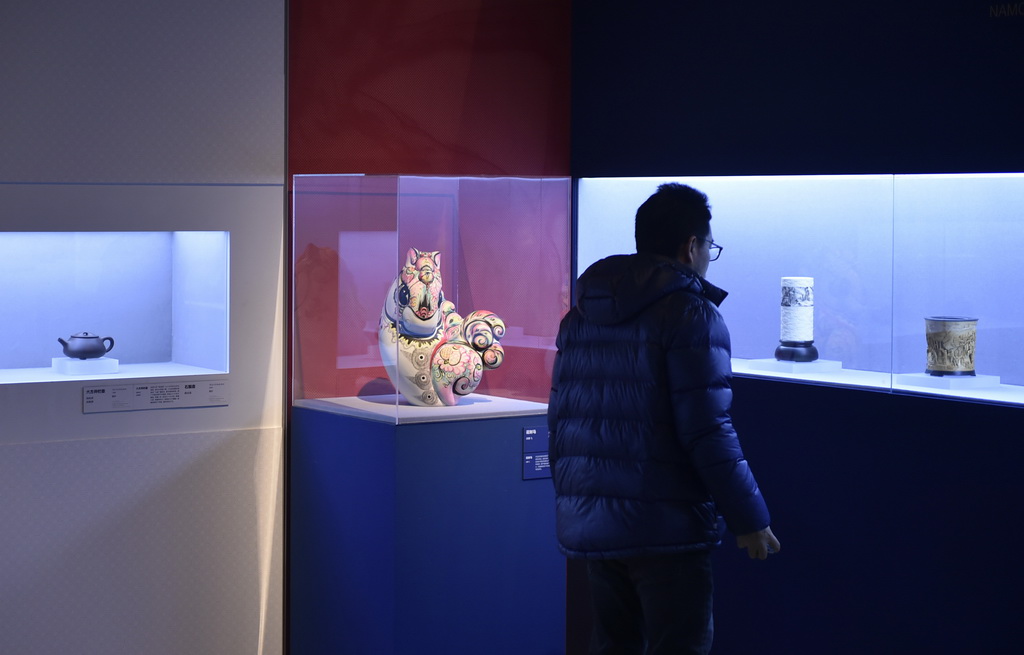 2月9日,嘉宾在中国美术馆参观展出的工艺美术作品。