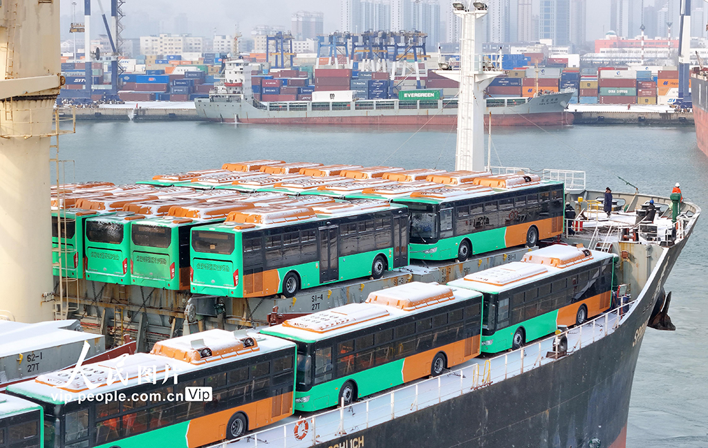 2026年2月7日,一艘載有出口墨西哥天然氣公交車的貨輪從山東港口煙台港啟航。
