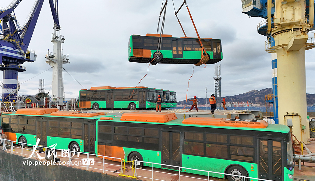 2026年2月7日,一艘載有出口墨西哥天然氣公交車的貨輪從山東港口煙台港啟航。