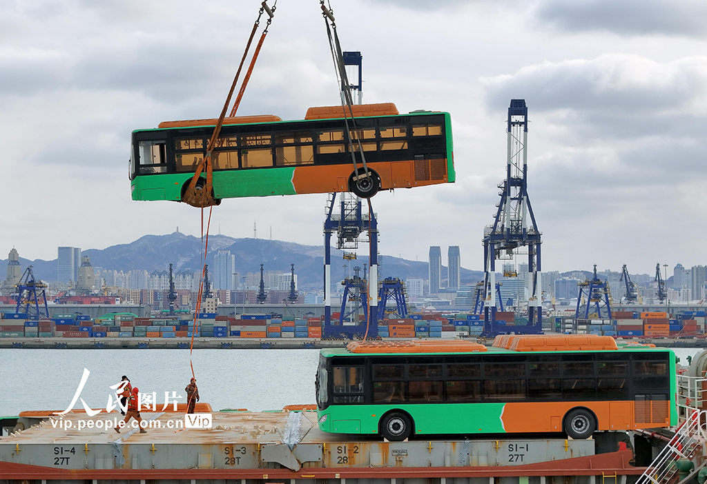2026年2月7日,一艘載有出口墨西哥天然氣公交車的貨輪從山東港口煙台港啟航。