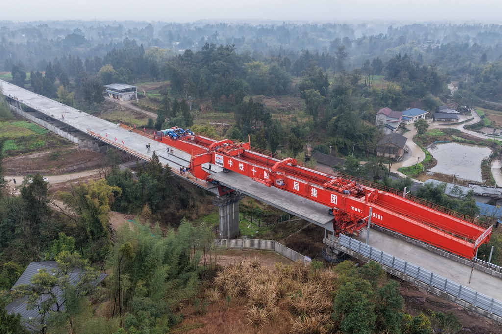 這是2月9日拍攝的成渝中線高鐵重慶大足段第419榀箱梁架設現場(無人機照片)。