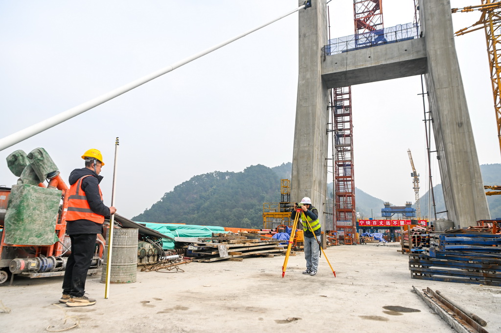 2月10日，工人在西渝高铁嘉陵江特大桥建设现场施工作业。